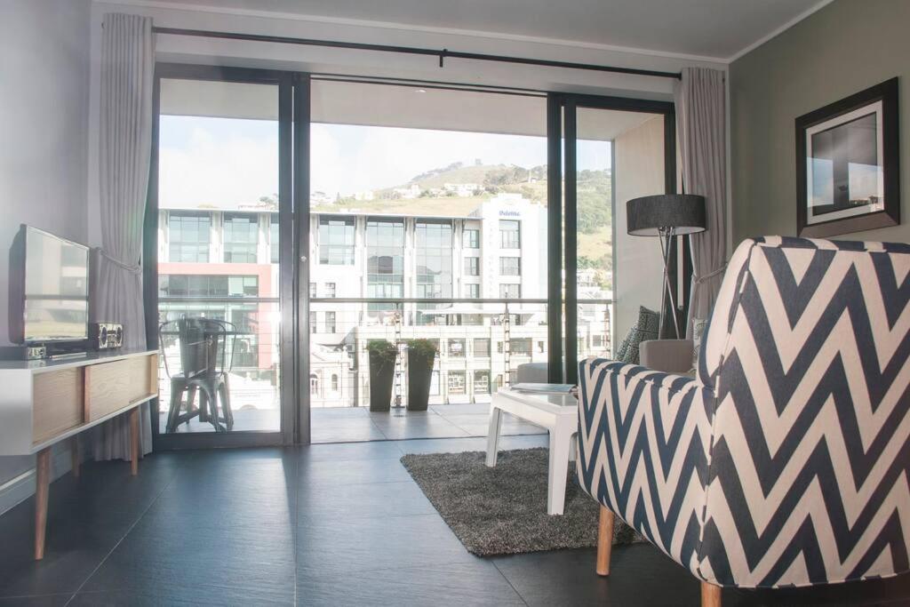Lovely 1-bedroom De Waterkant With Parking And Wifi * Le Cap